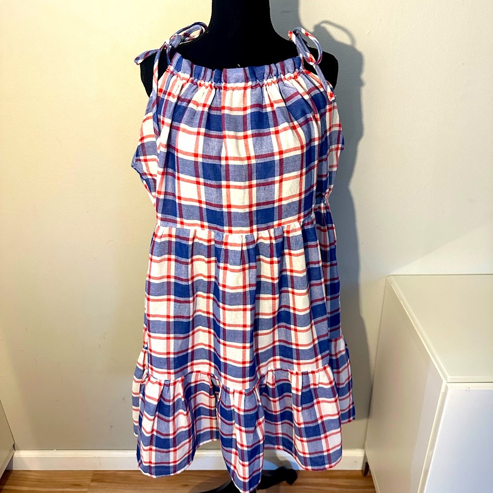 NWT. Summer/warm weather dress. Tie shoulder halter neckline. WITH POCKETS!